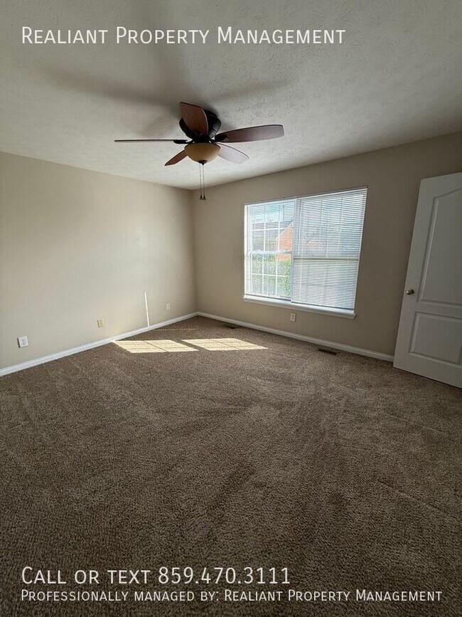 Foto del edificio - 221 John Sutherland Dr