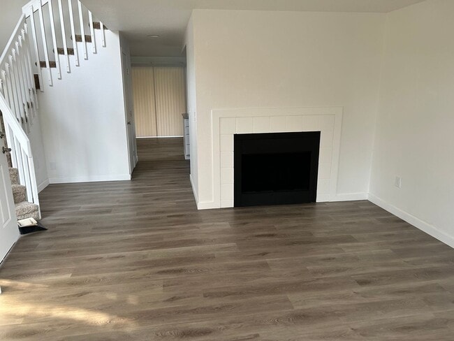 Building Photo - Large 2 Bed Duplex with Walk In Closets/Pr...