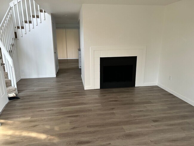 Foto del edificio - Large 2 Bed Duplex with Walk In Closets/Pr...