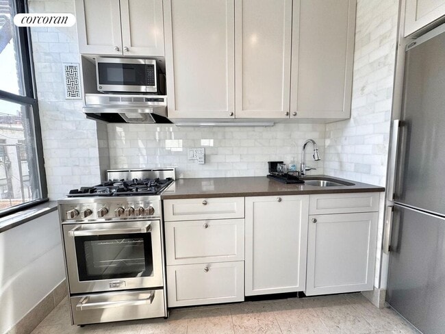 Building Photo - 30 W 90th St