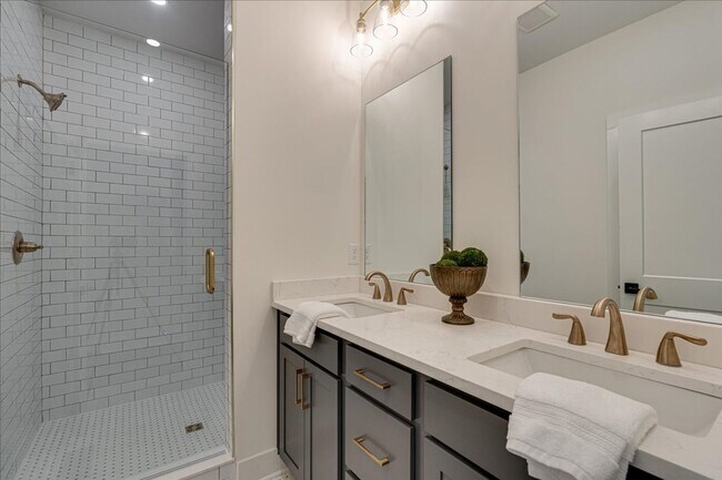 Foto del edificio - New Highland Park 6 Bedroom!