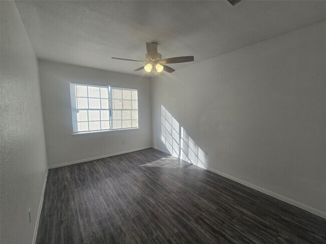 Foto del edificio - 7518 Hummingbird Ln