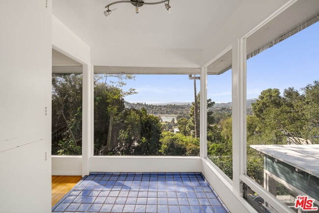 Foto del edificio - 2335 Silver Ridge Ave