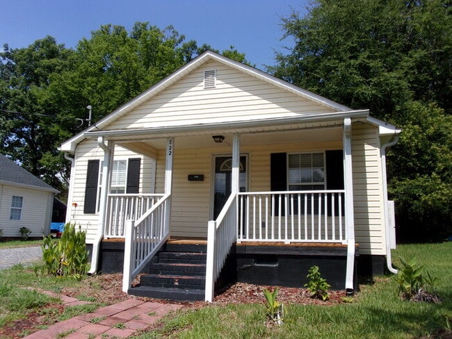 Building Photo - Recently Updated 2 Bedroom 1 Bath Home