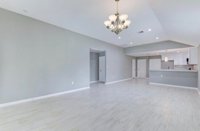 Foto del edificio - 5824 Glen Lee Dr
