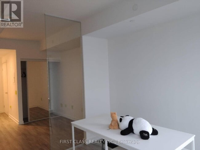 Building Photo - 77 Shuter St