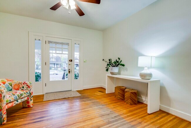 Entryway sitting room - 607 E Barbee Ave