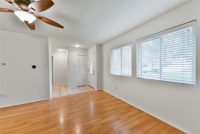 Foto del edificio - 8402 Romney Rd