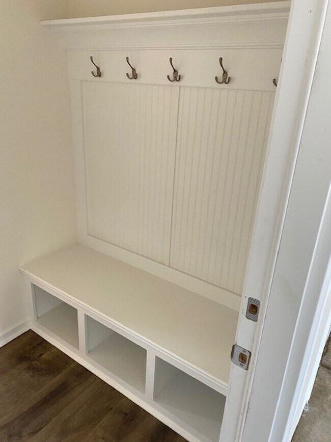 Foto del edificio - Fantastic 3BR/2.5BA Townhome located in Th...