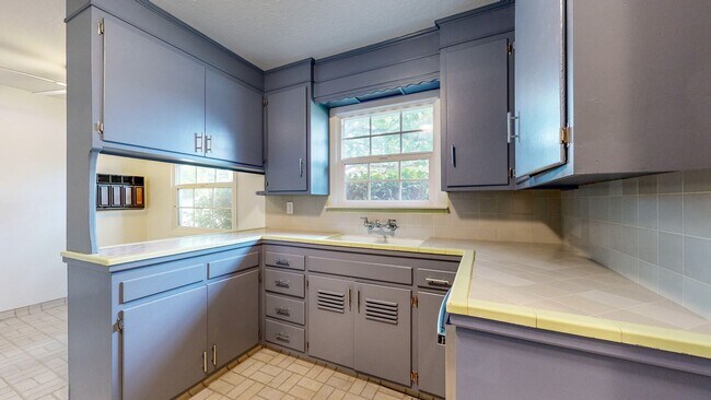 Building Photo - Beautiful Light & Bright Single Level 3 Be...