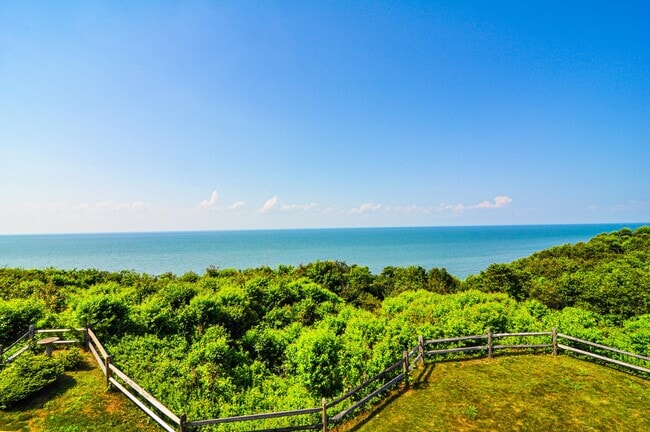 Building Photo - 806 Bluffs Dr N
