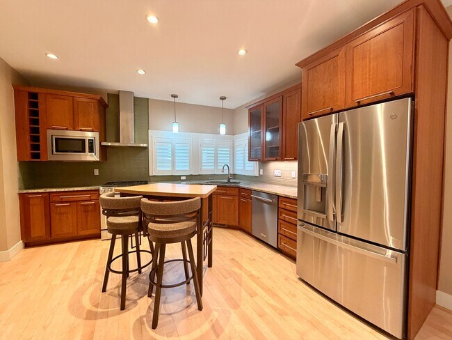 Foto del edificio - ABSOLUTELY BEAUTIFUL 4-Bedroom Townhome in the Highly Sought-After Prospect Neighborhood!