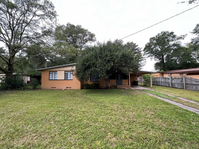 Building Photo - Recently Updated 3/1 889sq ft home. with u...