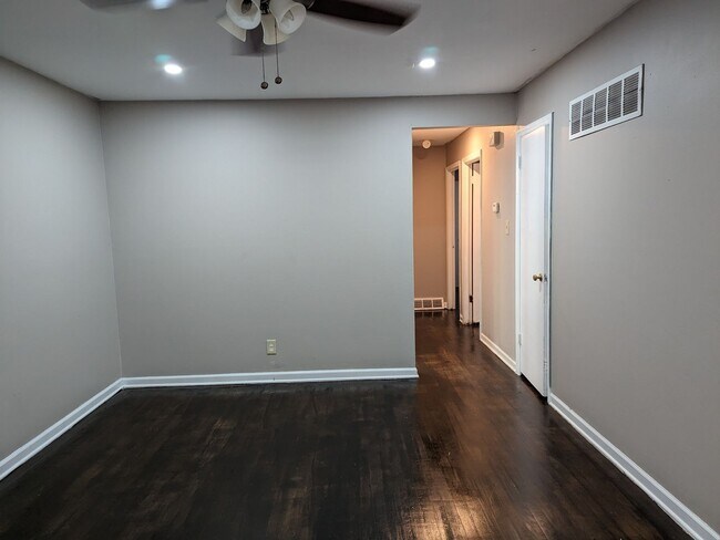 Building Photo - 4300 Laurel Ave