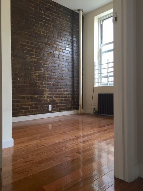 Primary Photo - 121 Thompson St