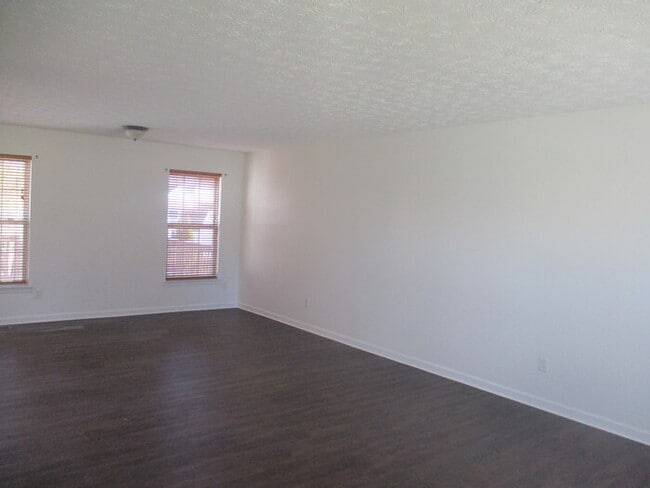 Building Photo - COMING SOON! 4 Bed 2.5 Bath Home!