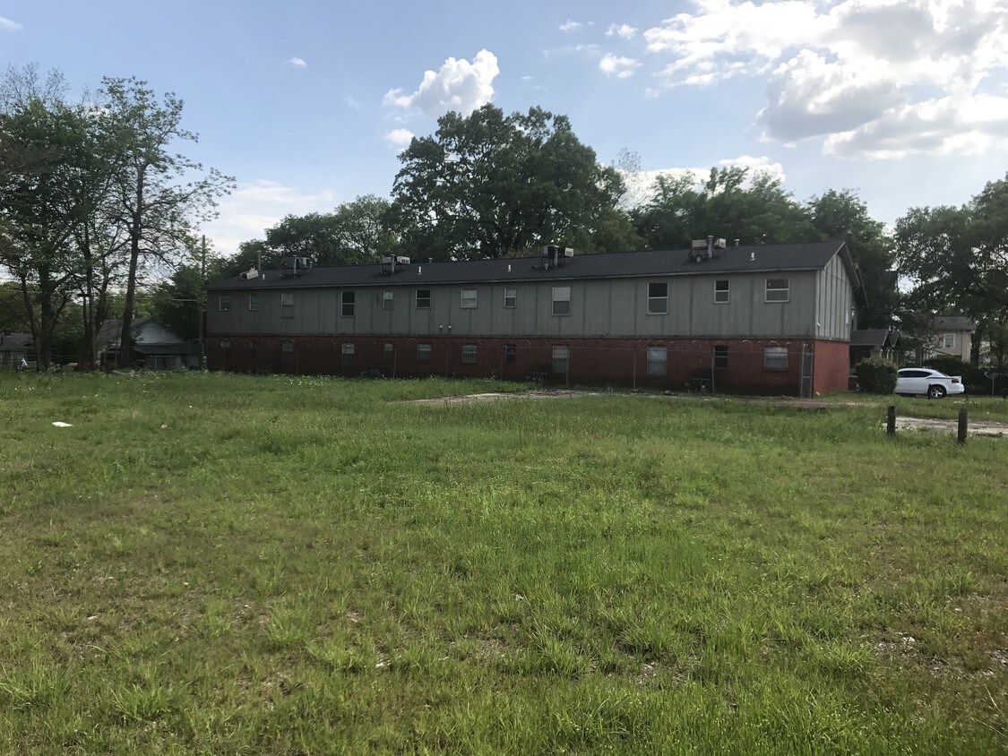 Vista trasera exterior de 2705 Ave E - 2709 Avenue E