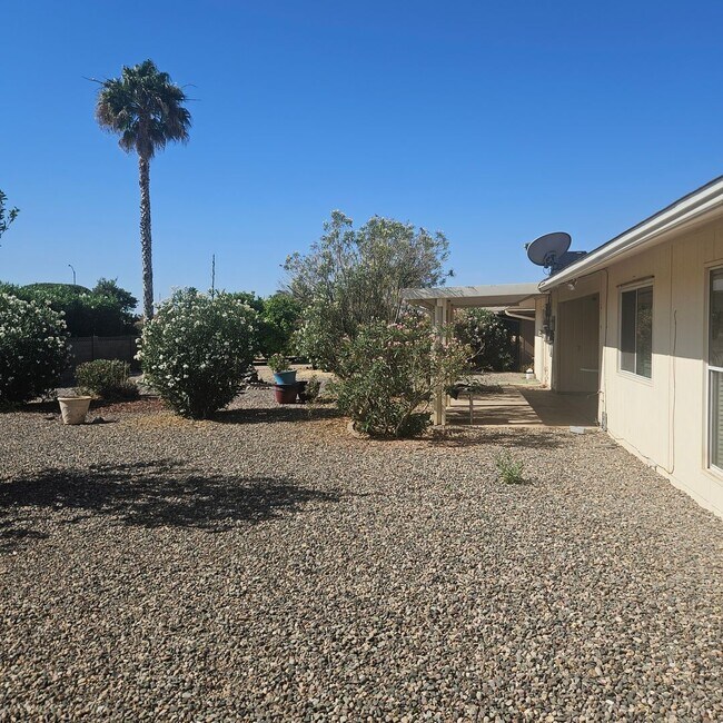 Foto del edificio - Spacious Home Near Shopping Center