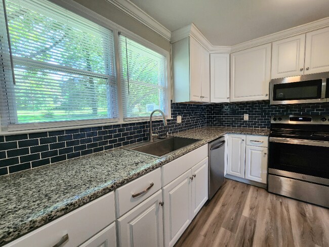 Foto del edificio - 445 Summerland Dr