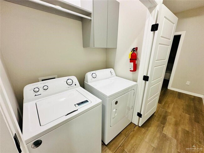 Foto del edificio - 102 Yosemite Dr