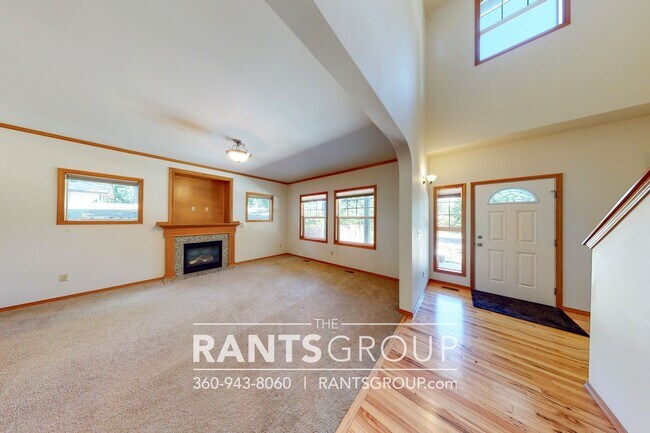 Building Photo - Lovely & spacious 3 bd/2.5 bath townhouse ...