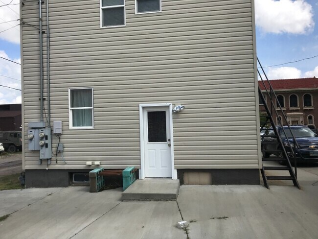 Building Photo - 129 E 6th St