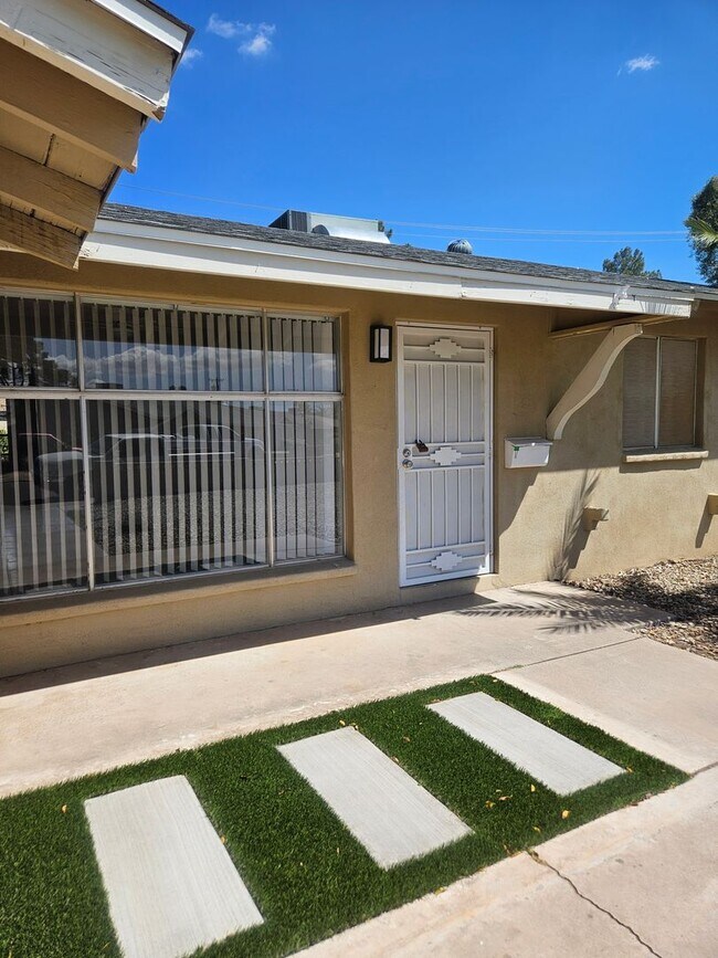 Foto del edificio - Scottsdale - 5 bedroom, 3 bath - Remodeled...