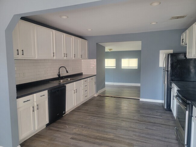 Building Photo - 3824 Brentwood Ct