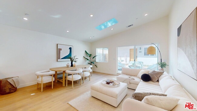 Building Photo - 6441 Satsuma Ave