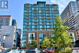 Building Photo - 150 York St