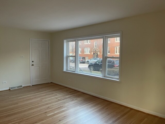 Building Photo - 3800 N Leavitt St