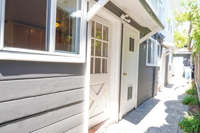 Foto del edificio - 2439 Roosevelt Ave