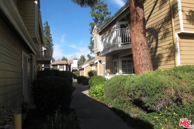 Building Photo - 6632 Clybourn Ave