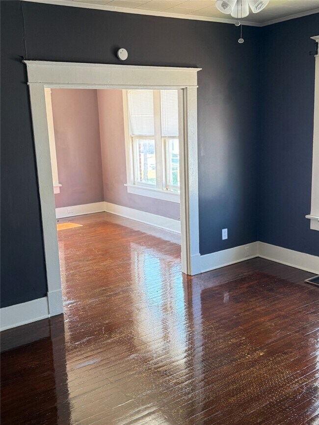 Foto del edificio - 708 Broadway Avenue J