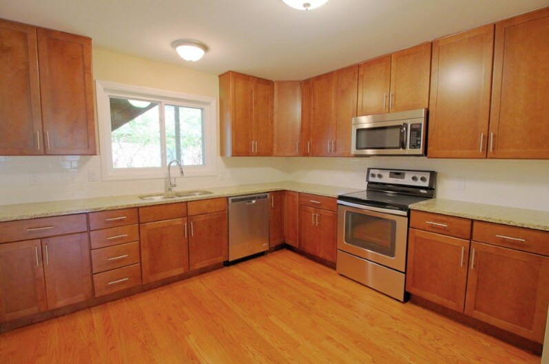 Primary Photo - 2 Bedroom Apartment Located 1 Block From D...