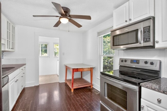 Building Photo - 3008 Lakeshore Dr