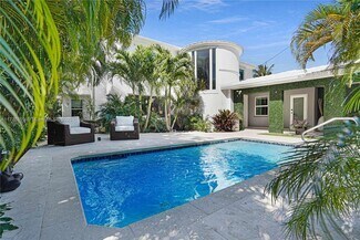 Building Photo - 5650 Pine Tree Dr