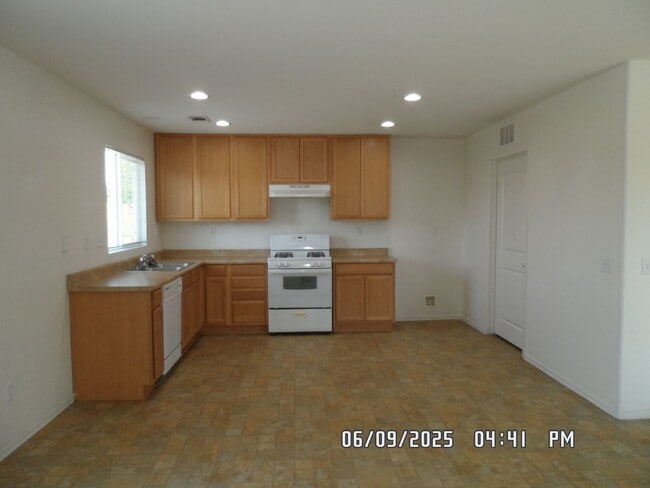 Building Photo - 4 Bedrooms, 2 Bathrooms, 1564 sq. ft., Gas...