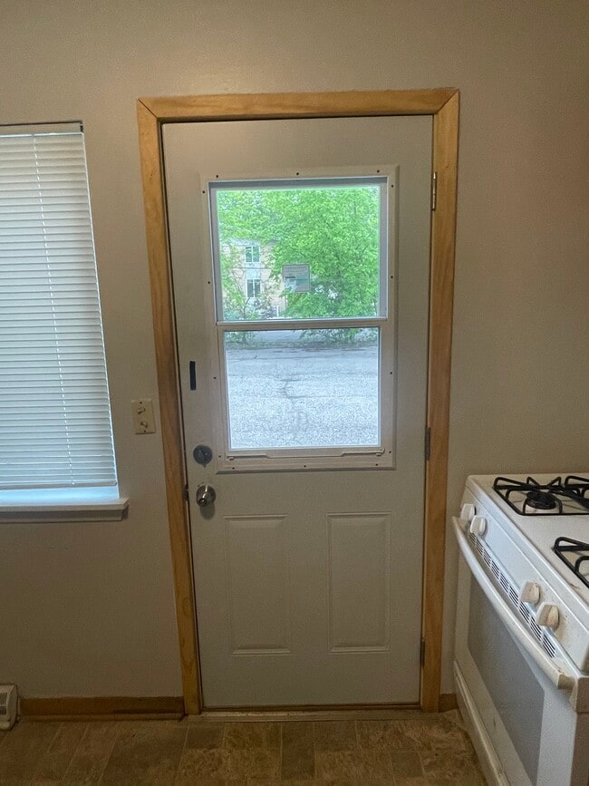 Kitchen lower level entrance - 1530 Franklin St