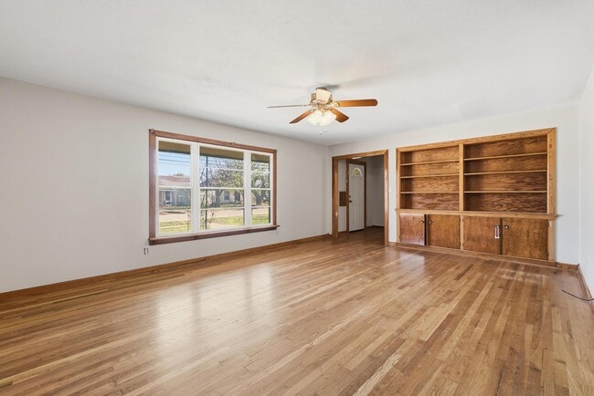 Building Photo - 134 Meander St