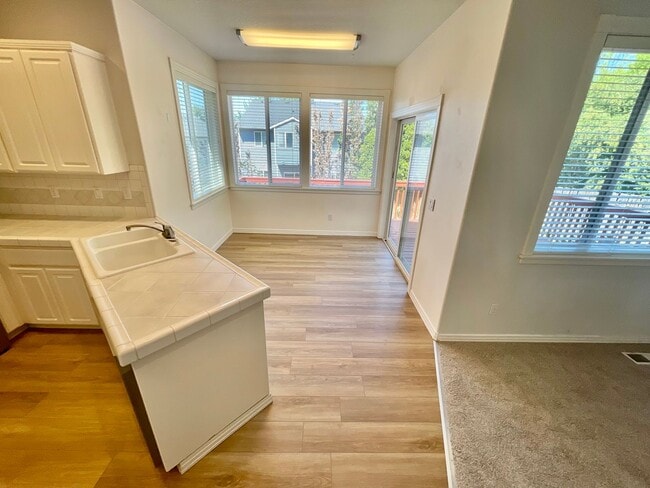 Building Photo - $500 first month rent credit!!! Convenient...