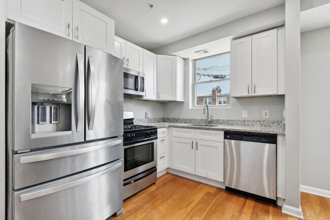 Foto del edificio - Available Now! 2 Level, 2 Bedroom Condo in Hill East!