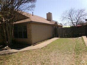 Building Photo - 2025 Redwing Way