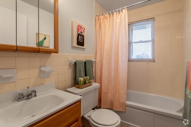 2 Bed/ 1 Bath - Upstairs Unit - Model - 850 SQ FT - Ivy Manor Apartments LLC
