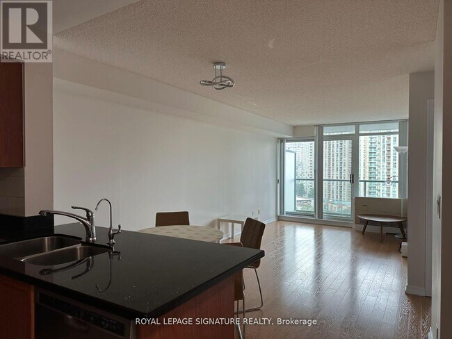 Photo du bâtiment - 5500 Yonge St