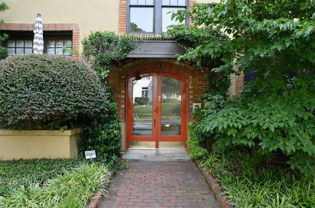 Building Photo - 1bd/1ba Condo Across the Street From Piedm...