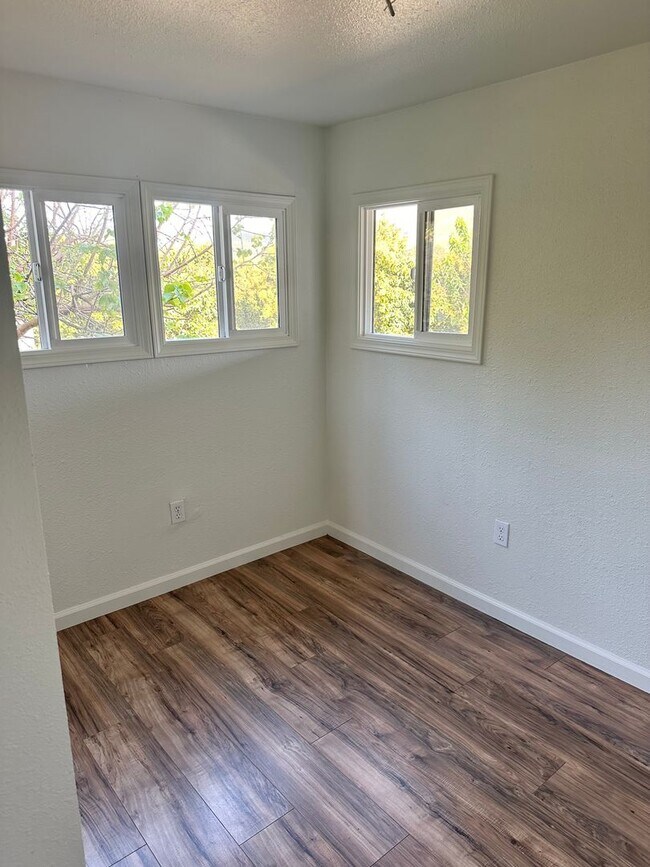 Foto del edificio - Beautiful 2 Bedroom 1 Bath Single Family Home Available 04/06/26