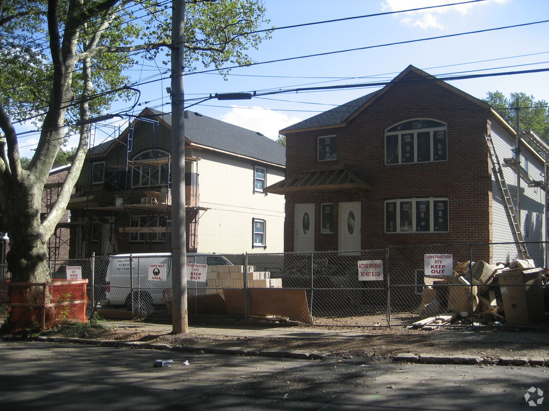 Building Photo - 188-194 Greeley Ave