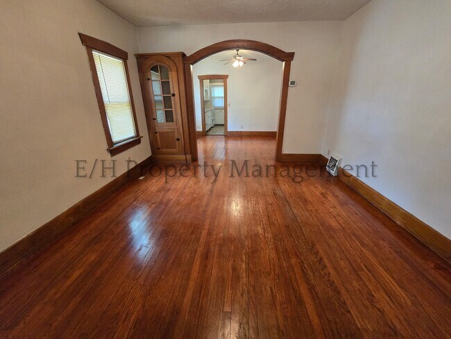 Building Photo - 615 S Volutsia Ave