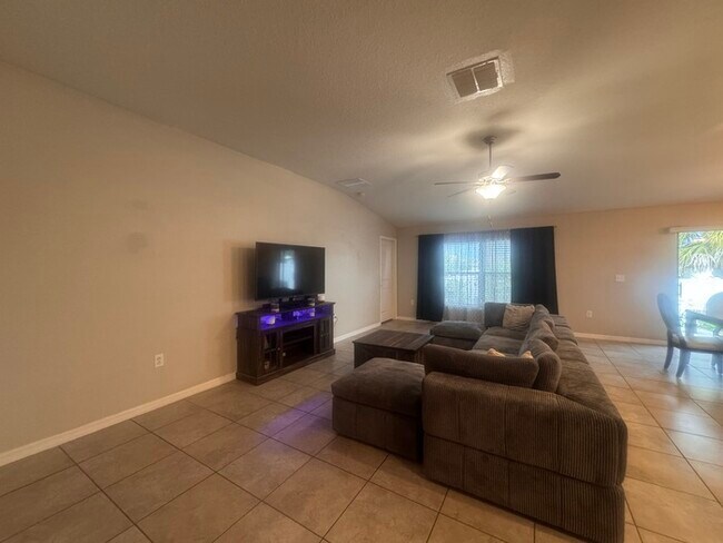 Foto del edificio - Beautifully Designed 4 Bedroom, 2 Bath Home